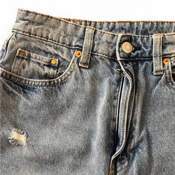 H&M Loose Mom Jeans with Distressed Details - Picture 3 of 6